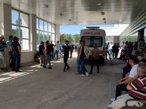 Kavgayı Ayırmak İçin Araya Girdi, Bekçiyi 3 Yerinden Bıçakladı