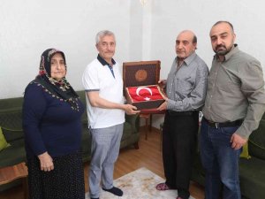 Şehit Babalarına Türk Bayrağı Ve Kur’an-ı Kerim Hediyesi