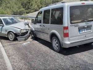 Otomobil İle Hafif Ticari Araç Kafa Kafaya Çarpıştı: 2 Yaralı