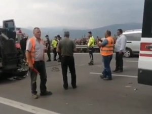 Bursa’da Kamyona Arkadan Çarpan Tırın Sürücüsü Araçta Sıkıştı