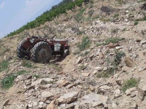 Traktörü Döndürmek İsterken Şarampole Devrildi