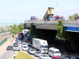 Dorsesi Açılan Tır Levha Direklerini Devirdi: 1 Yaralı