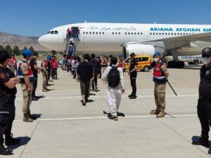 Afgan Göçmenler Charter Seferlerle Ülkelerine Gönderiliyor
