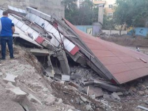 Tatvan’da Hasar Gören Bina Çöktü