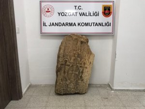 Yozgat’ta Haç İşlemeli Mezar Taşı Ve Tarihi İ̇ncil Ele Geçirildi