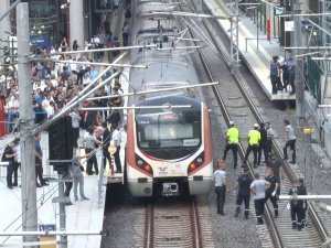Bostancı’da Tren Raylarına Atlayan Genç Hayatını Kaybetti