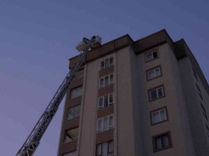 10 Katlı Apartmanın Çatısında Çıkan Yangını İtfaiye Söndürdü