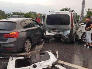 Tem’de 6 Aracın Karıştığı Kazada Ortalık Savaş Alanına Döndü: 2’si Çocuk 8 Yaralı