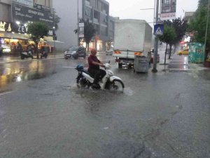 Düzce’de Yağmur Sokakları Göle Çevirdi