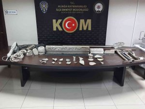 İ̇zmir’de Kaçak Kazı Yapılan İki Eve Polisten Baskın: 2 Gözaltı