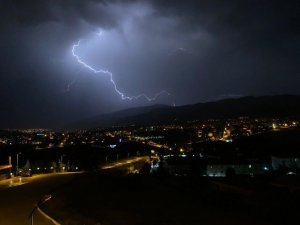 Yıldırım Düşme Anları Cep Telefonları İle Görüntülendi