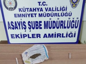 Kütahya’da İki Kişinin Üzerinde Uyuşturucu Çıktı