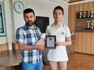 Sana Emanet Bilgi Yarışmasını Kazanan Oktay Ödülünü Aldı