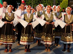 Yerli Ve Yabancı Halk Dans Gruplarının Gösterileri İlgiyle İzlendi