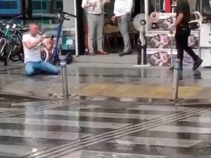 Zeytinburnu’nda Bir Mağazanın Önünde “Beni Dolandırdılar” Diyerek Boynunu Kesmeye Çalıştı