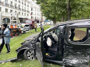 Otomobilin Çarptığı Araç Refüje Uçtu