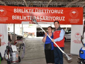 Muğlalı Çiftçiye 9 Milyon Liralık Ekipman Desteği