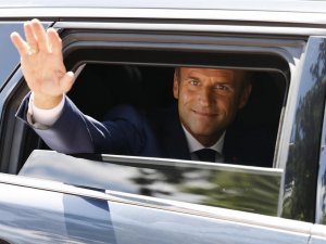 Macron, Başbakanın İstifasına Reddetti