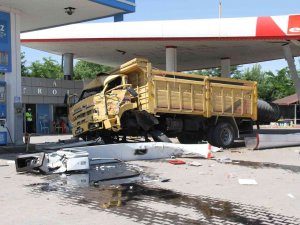 Elazığ’da Facianın Eşiğinden Dönüldü, Otomobile Çarpan Kamyon Akaryakıt İstasyonuna Girdi: 5 Yaralı