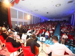 Türk Halk Müziği Konserine Yoğun İlgi