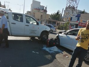 İ̇ki Araç Ve Motosikletin Karıştığı Kazada 1 Kişi Yaralandı