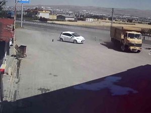 Elazığ’da Kamyonun Akaryakıt İstasyonuna Girme Anı Saniye Saniye Güvenlik Kameralarına Yansıdı