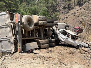 Rampa Aşağı Park Edilen Kamyon Önündeki Otomobili Uçuruma Doğru Sürükledi