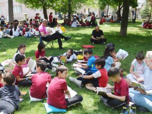 Öğrenciler Yaz Tatiline Kitap Okuyarak Girdi