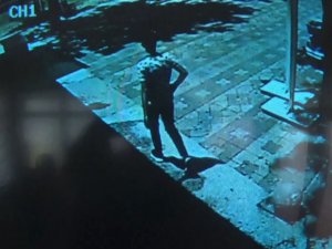 Camide Pes Dedirten Hırsızlık