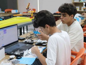 Karaköprü’de Gençler Robotik Kodlama Eğitimi Alıyor