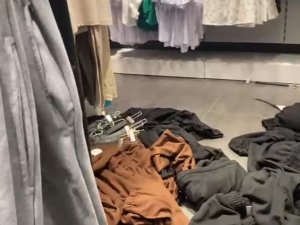 Kadın Mağazasında ’İ̇çeriyi Mi Gözetliyorsun’ Kavgası