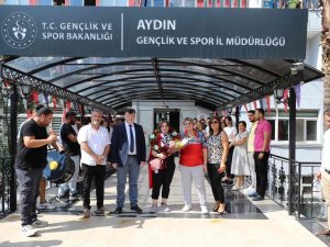 Milli Sporcu Burcu, Memleketi Aydın’da Çiçeklerle Karşılandı
