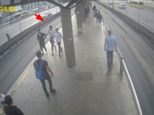 Metrobüsle Hırsızlığa Gittiler: Şüphelilerden Biri Kaçarken Cüzdanını Düşürdü