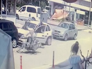 Kontrolsüz Açılan Otomobil Kapısına Çarpan Motosikletli Yaralandı