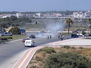 Kırmızı Işıkta Bekleyen Otomobil Alev Alev Yandı, Araç Sahibi Kendini Yerden Yere Atıp Dövündü