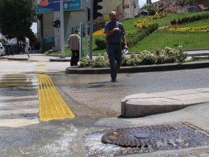 Taşan Kanalizasyon Suyu Vatandaşı Çileden Çıkardı