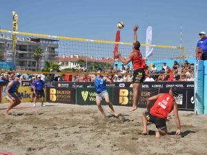 Balıkesir’de Plaj Voleybolu Rüzgarı Esiyor