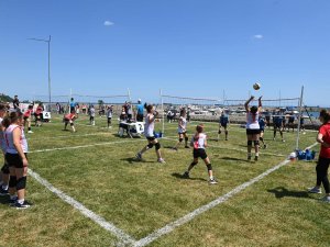Mini Voleybol Şenliği İle 450 Voleybolcu Genç Eğlence Dolu Anlar Yaşadı