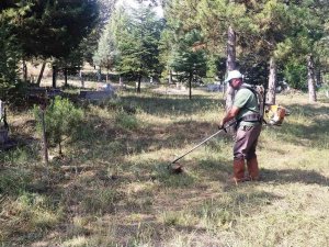 Hisarcık Mezarlığında Yabani Ot Temizliği