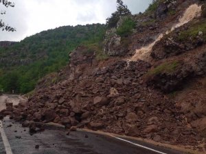 Kıbrıscık’ta Yağmur Sebebiyle Kayan Toprak Yolu Kapattı