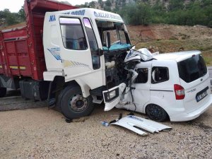 Eskişehir’de Kamyon Ve Kamyonet Çarpıştı: 1 Ölü 1 Yaralı