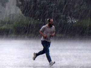 Kırıkkale’de Sıcak Hava Yerini Yağışa Bıraktı: Vatandaşlar Zor Anlar Yaşadı