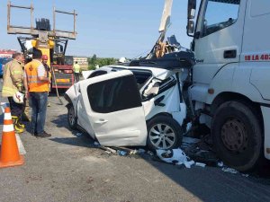 Silivri’de İki Tırın Arasında Kalan Otomobildeki 5 Kişi Yaralandı