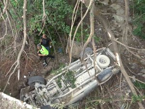 Gümüşhane’de İşçileri Taşıyan Kamyonet Köprüden Düştü: 4 Yaralı