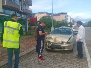 Yoldan Çıkan Araç, Önce İşaret Tabelasına Sonra Çöp Bidonlarına Çarptı