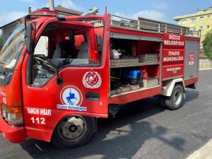 Minibüsün İçinde Sıkışan Kediyi İtfaiye Kurtardı