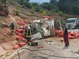 Tonlarca Soğan Devrilen Kamyondan Yola Saçıldı