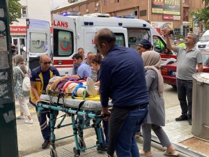 Erzincan’da Başına Çatı Parçası Düşen Kadın Yaralandı