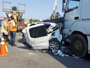 Tem Otoyolu’nda İki Tır Bir Otomobilin Karıştığı Kazada 5 Kişi Yaralandı