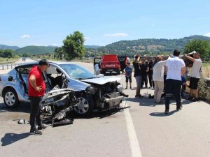Kontrolden Çıkan Otomobil Bariyerlere Çarptı: 1 Ölü, 1 Yaralı